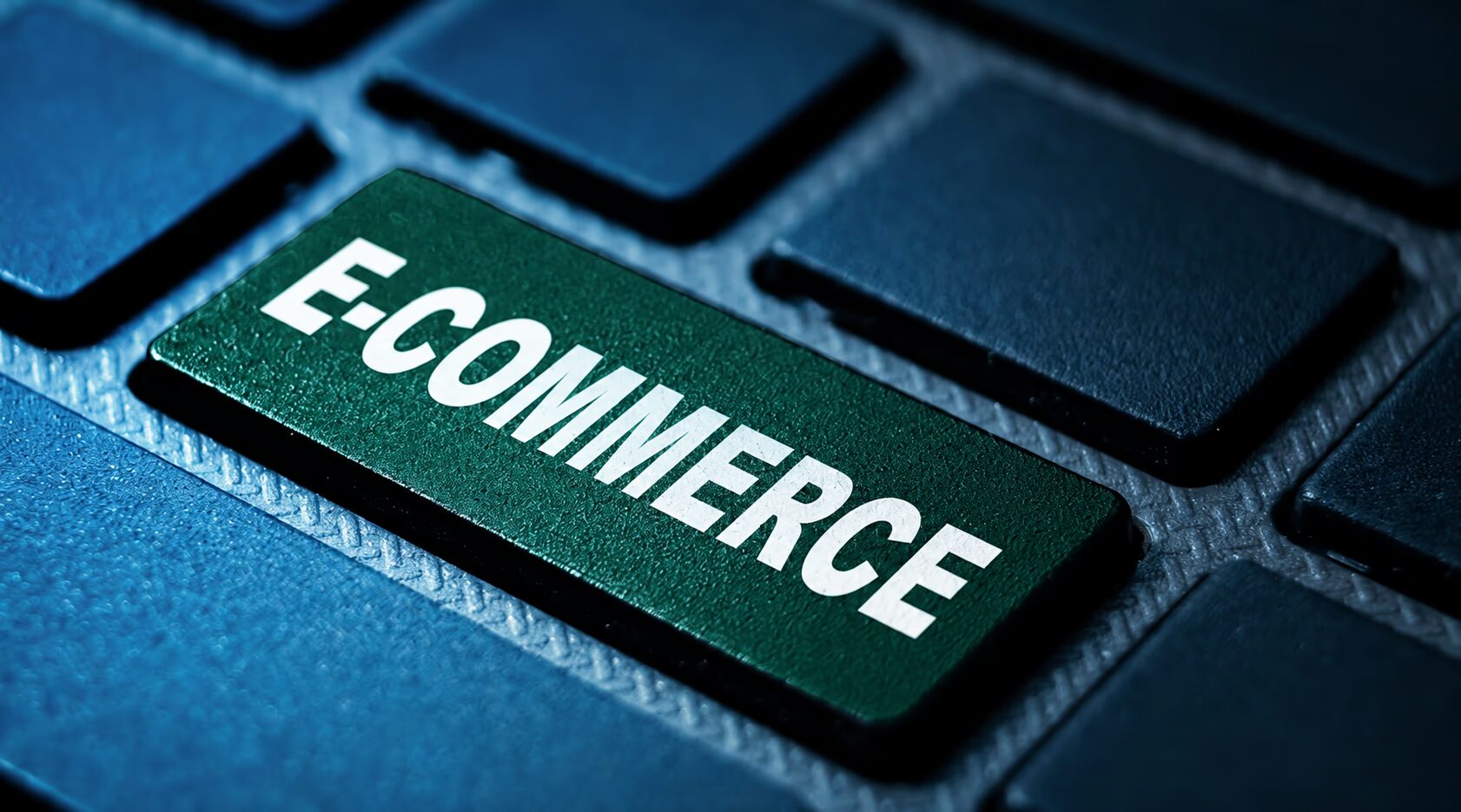 Tecla de teclado com a palavra E-Commerce representando estratégias para vender mais em lojas virtuais