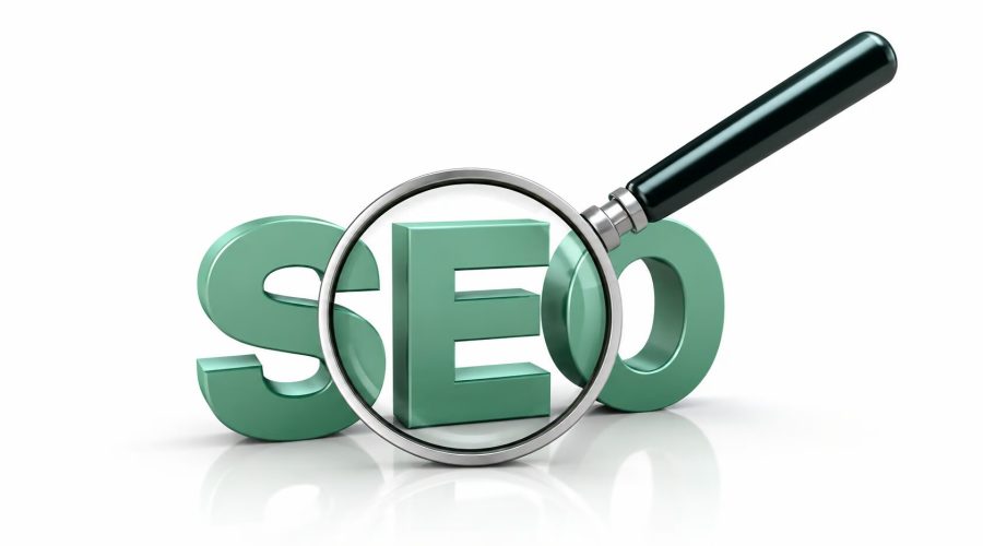 Lupa sobre a sigla SEO representando estratégias de otimização para aumentar o tráfego orgânico do site