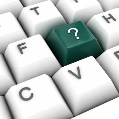 Tecla verde com ponto de interrogação representando a duvida sobre quanto investir em marketing digital
